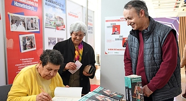 Şenal Sarıhan ve Zeki Sarıhan’a kitapseverlerden yoğun ilgi