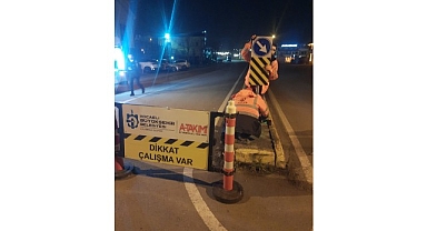Trafik ve yol levhalarının onarımı yapılıyor