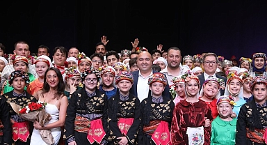 220 dansçı Kuşak ile hem duyguları hem figürleri sahneye taşıdı