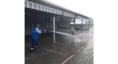 Akbük Semt Pazarı, belediye ekiplerince temizlendi.