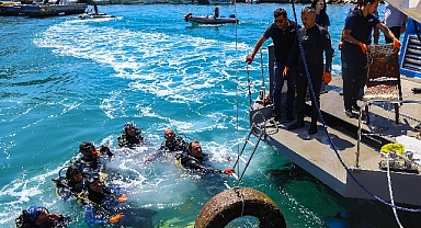 Antalya Büyükşehir Belediyesi’nden Kaleiçi Yat Limanı’nda deniz dip temizliği