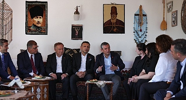 Başkan Tugay, İstanbul'da CHP Genel Başkanı Özgür Özel ile bir araya geldi