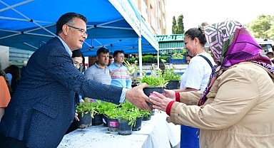 Büyükşehir Anneler Günü’nde çiçek dağıttı