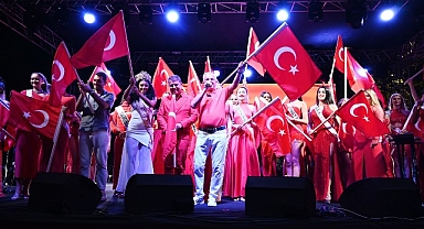 Kemer’de 19 Mayıs coşkusu İkilem Kemer’de konser verdi