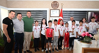 Kick Boks sporcuları başarılarını Başkan Topaloğlu ile paylaştı