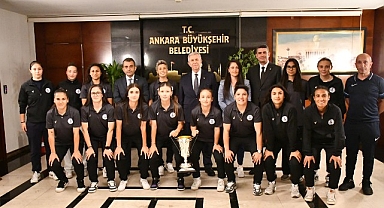 Kupa Mansur Başkan'ın Ellerinde
