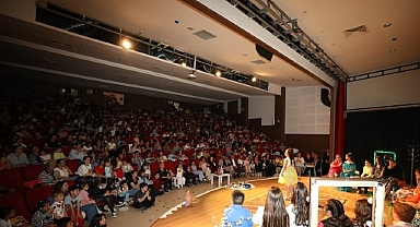 Menderes Belediyesi Çocuk Tiyatrosu Sahnede