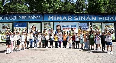 Minik öğrenciler anneleri için en güzel hediyeyi Büyükşehir Belediyesi'nin fidanlığında elleriyle dikti