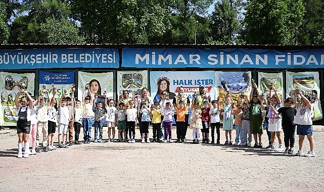 Minik öğrenciler anneleri için en güzel hediyeyi Büyükşehir Belediyesi'nin fidanlığında elleriyle dikti