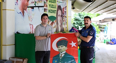 Narlıdere Belediyesi'nden esnafa bayrak dağıtımı