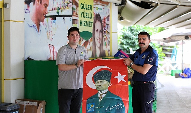 Narlıdere Belediyesi'nden esnafa bayrak dağıtımı