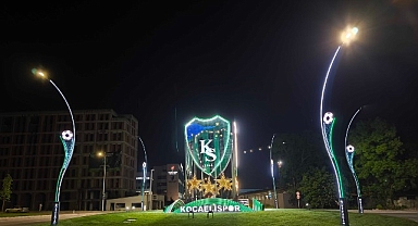 Stat kavşağını Kocaelispor'un arması aydınlatıyor