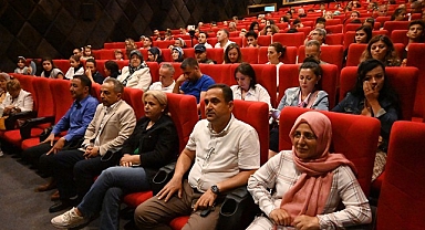 “Uyandığım dünya” tiyatro oyunu büyük alkış aldı