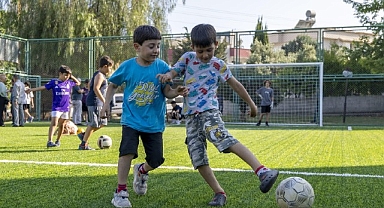 Yenişehir Belediyesi çocuklar için mahallelerde halı saha açmaya devam ediyor