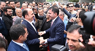 Bakan Kurum Türbeönü Çarşılarında Konyalılarla Kucaklaştı