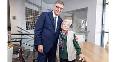 Başkan Tugay’dan bayram öncesi huzurevi ve hastane ziyareti