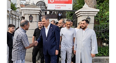 Başkan Tugay vatandaşlarla bayramlaştı