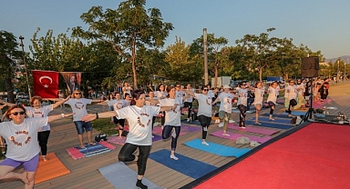 Bayraklı sahilde buluşup, yoga yaptılar - Dünya Yoga Günü’nde renkli etkinlik