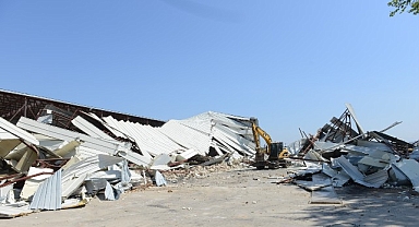 Çalı’da 2 bin 300 metrekarelik kaçak depo yıkıldı