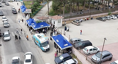 Canik Belediyesi YKS'ye giren öğrencilere ve ailelere ikramlarda bulundu.