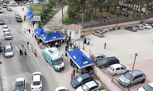 Canik Belediyesi YKS'ye giren öğrencilere ve ailelere ikramlarda bulundu.