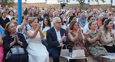 “Düşten Düşünceye Zamansız Kadınlar” Gösterimi Burhaniye’de Gerçekleştirildi