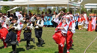 İlkokul Öğrencilerinden Halk Oyunu Gösterisi