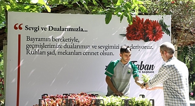 İnegöl Belediyesi Mezarlıklarda 9 Bin Adet Çiçek Dağıttı