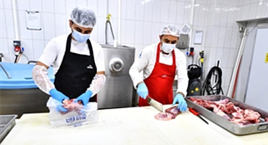 İzmirlilerin et bağışları ihtiyaç sahiplerine ulaştırılıyor