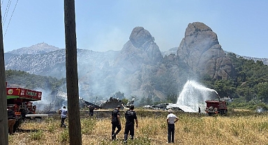 Kemer’de çalılık alanda yangın