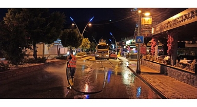 Kemer’deki toz ve toprak olan yollar yıkanıyor