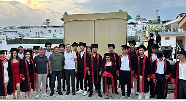 Öğrencilerin mezuniyet sevinci
