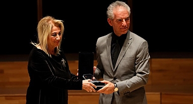 Uluslararası İzmir Festivali Açılışında Ege Üniversitesine Plaket