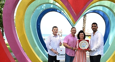 20 yıldır Kemer’e gelen Finli çifte teşekkür plaketi