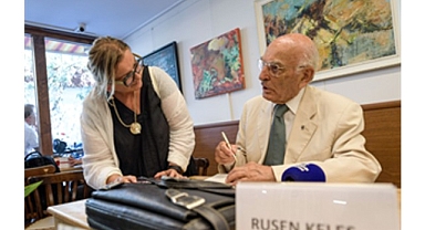 Başkan Tugay Prof. Dr. Ruşen Keleş’in imza gününe katıldı