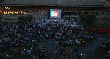 Gölcüklülerden açık havada film gösterimine yoğun ilgi