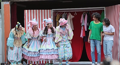 Karabağlar’da Çocuklar Sahnede Parladı: Ekran Kapandı, Eğlence Başladı!