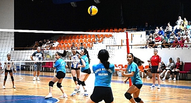 Kemer Belediye Voleybol Takımı galibiyetle başladı