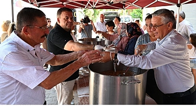 Kemer Belediyesi’nin aşure ikramları sürüyor