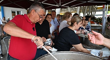 Kemer Belediyesi’nin aşure ikramları sürüyor