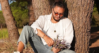 Oyuncu Engin Demircioğlu'ndan Sezen Aksu Coveri 'Yanmışım Sönmüşüm Ben'