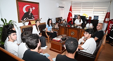 Sınavda derece yapan öğrencilerden protokole ziyaret