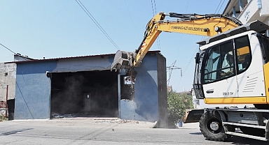 Yüksek gerilim hattına yapılan kaçak iş yeri yıkıldı