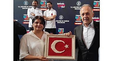 Atölyemizde Dokuduğumuz Türk Bayrağını Hediye Ettik