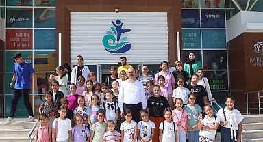 Başkan Altay Yaz Tatilinde Yüzme Öğrenen Çocuklarla Buluştu
