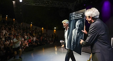 Buca Zeki & Metin sahnesinin uzun süren sessizliği alkışlarla bozuldu