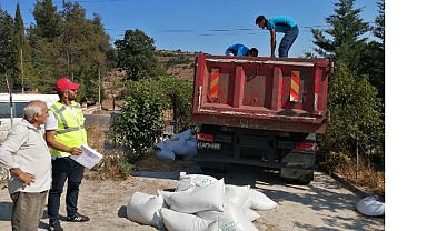 Büyükşehir'den üreticiye tavuk yemi ve ekipman desteği