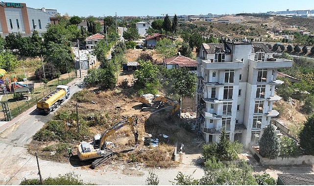 Çayırova'da riskli yapıların yıkımına başlandı