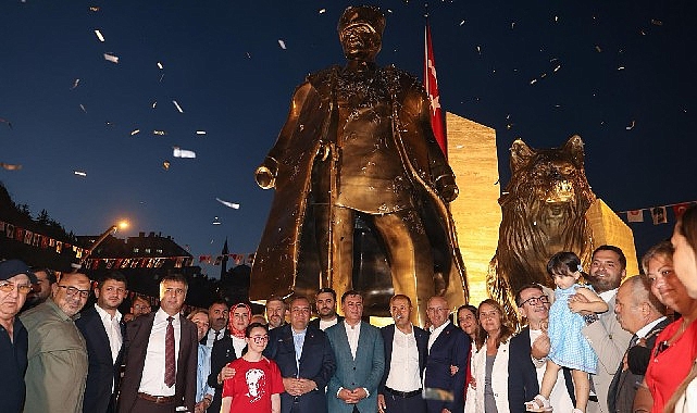 Keçiören'de 30 Ağustos Zafer Anıtı görkemli törenle açıldı