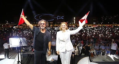 Meydanda 'Zafer' coşkusu